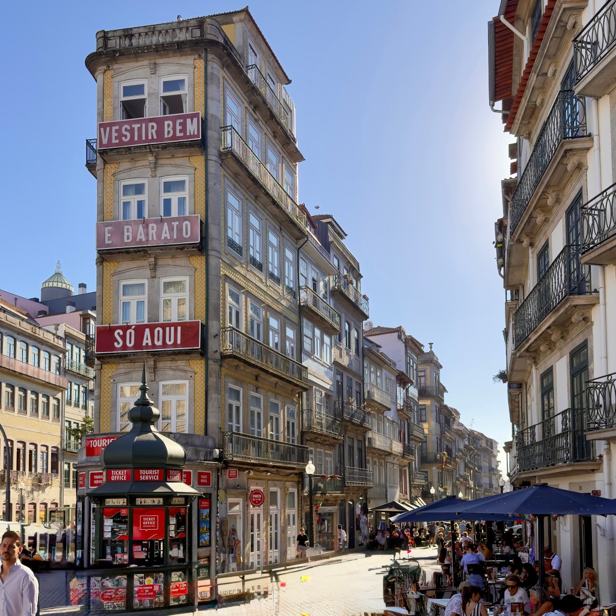 “Dress well and cheaply, only here” – Rua Das Flores, Porto