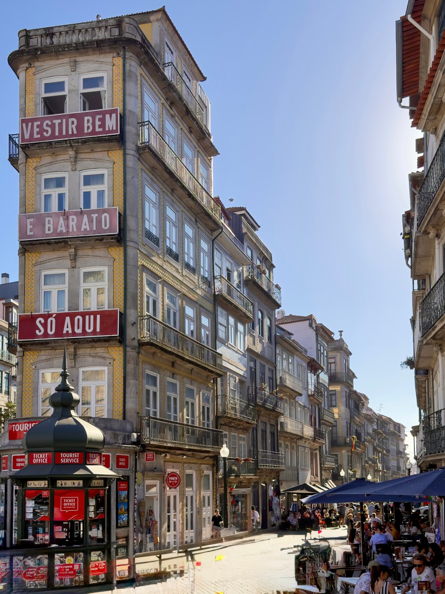 “Dress well and cheaply, only here” – Rua Das Flores,&nbsp;Porto
